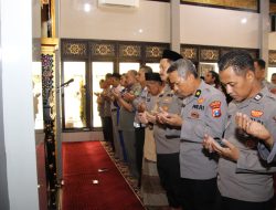 Polres Sumenep Gelar Salat Gaib untuk Tiga Anggota Polri yang Gugur di Lampung
