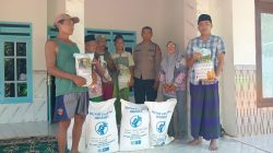 Dukung Ketahanan Pangan Nasional, Polsek Gapura Salurkan Bibit Jagung Hibrida TB10 untuk Kelompok Tani