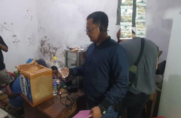 17 Botol Arak Bali Disita, Satresnarkoba Polresta Sumenep Tindak Penjual Miras